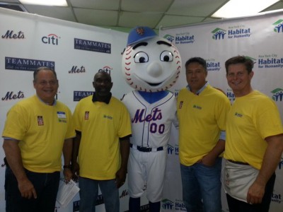 Mookie Wilson and Ron Darling take part in @habitatbyc community initiative