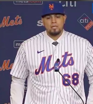 The Sponsor Swoosh looks horrific (as expected) on Mets jerseys