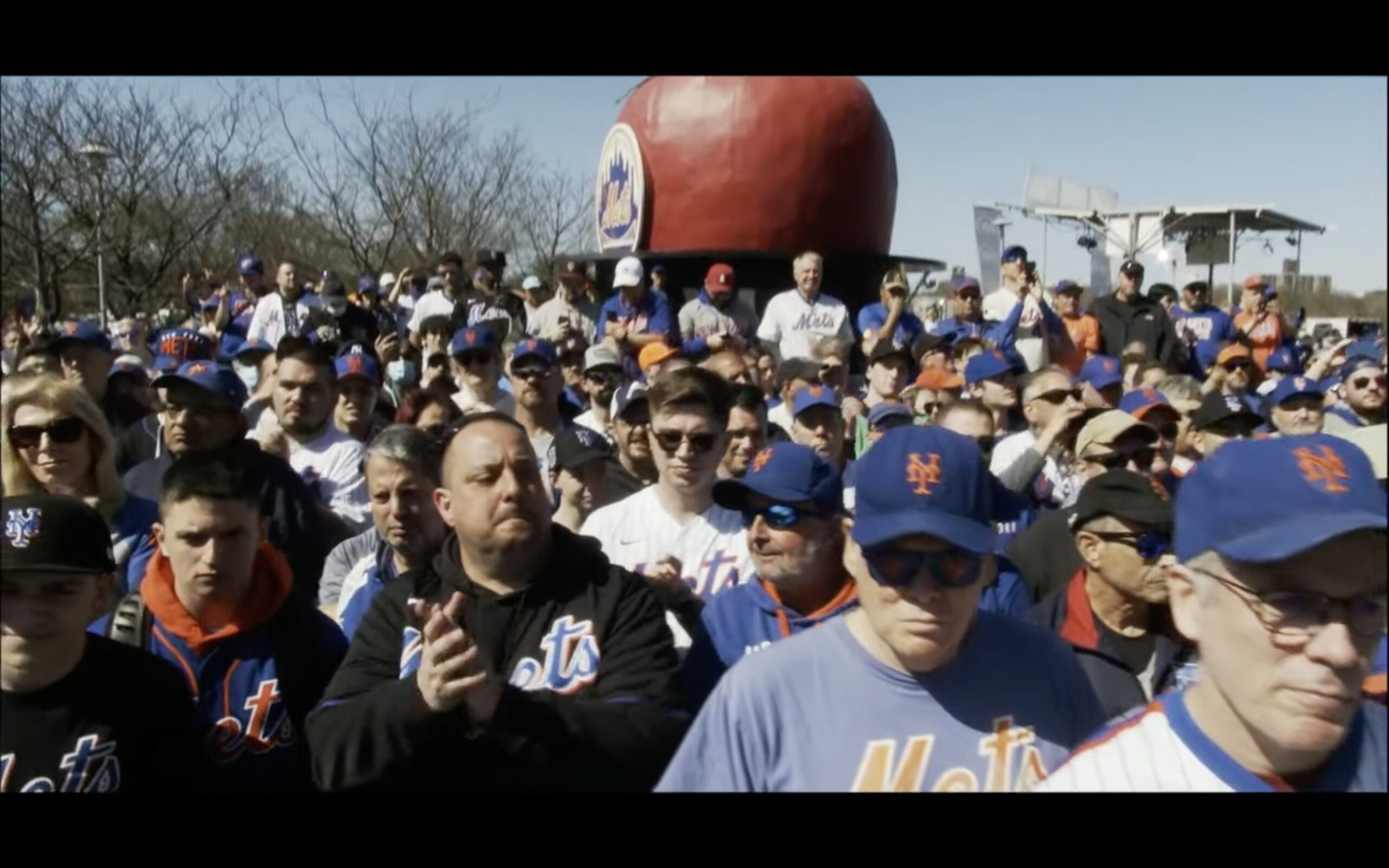 seaver statue ceremony crowd