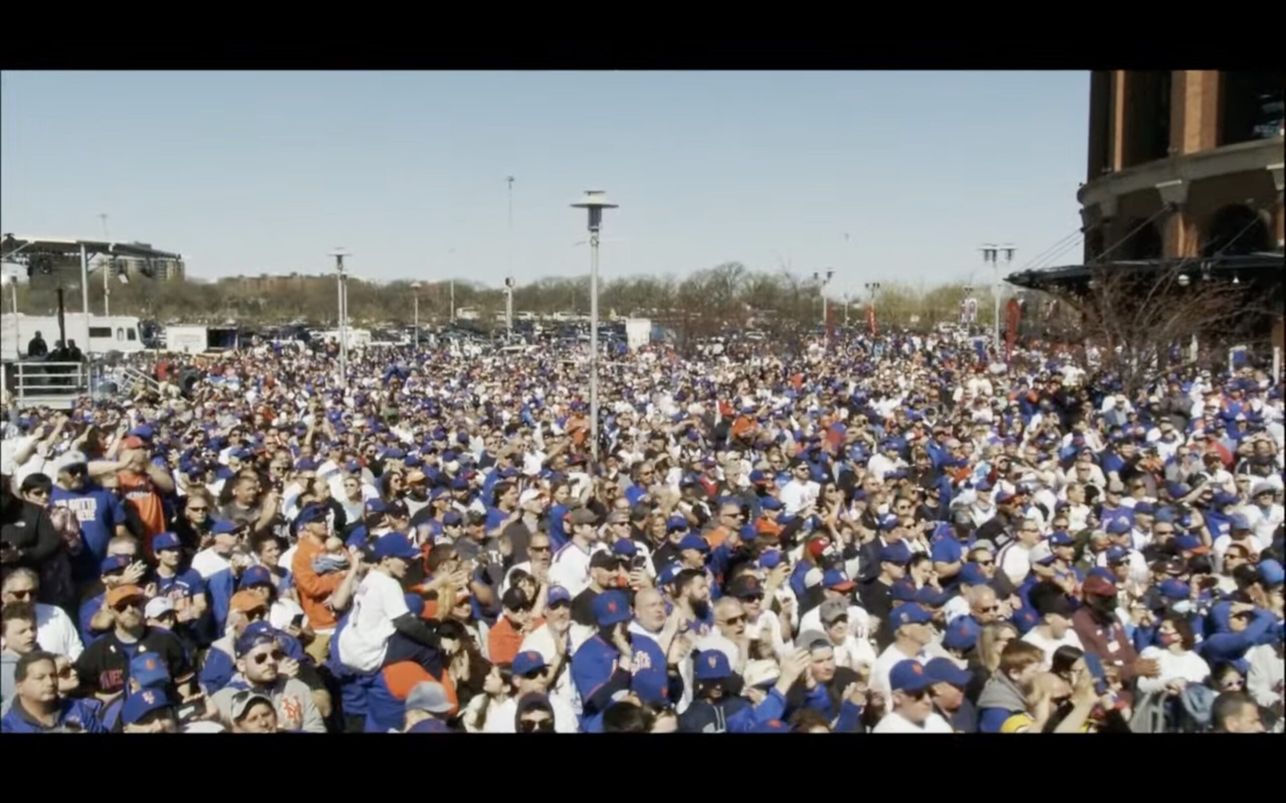 seaver statue ceremony crowd 2